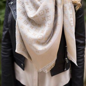 Gorgeous Louis Vuitton large scarf reversible